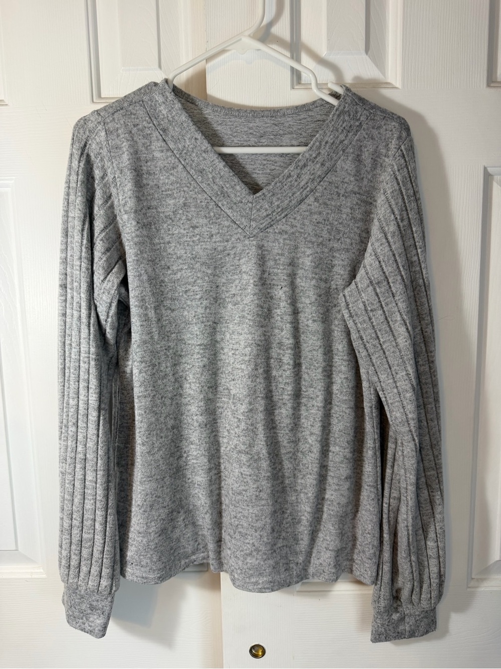 Women’s Gray V-Neck Ribbed-Sleeve Sweater